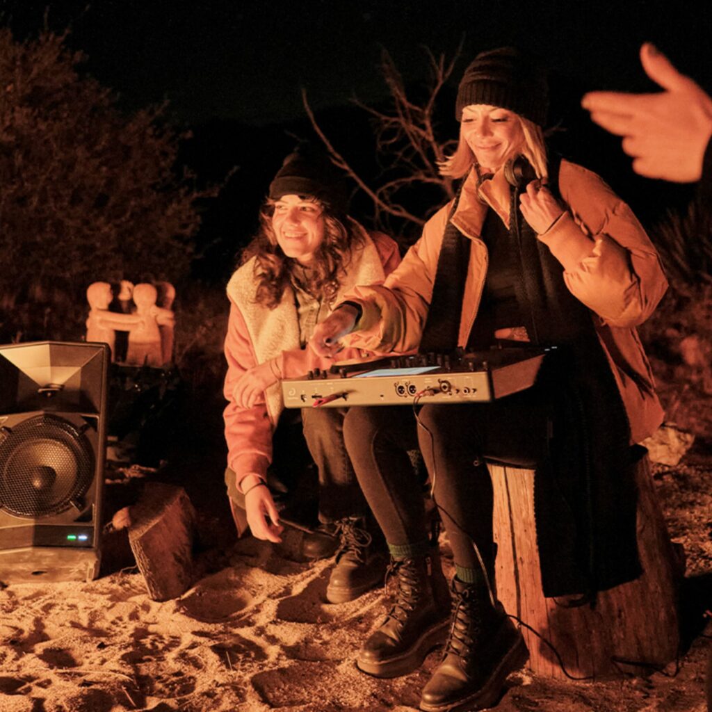 AlphaTheta akuga standalone DJ-kontroller OMNIS-DUO lõkke ääres