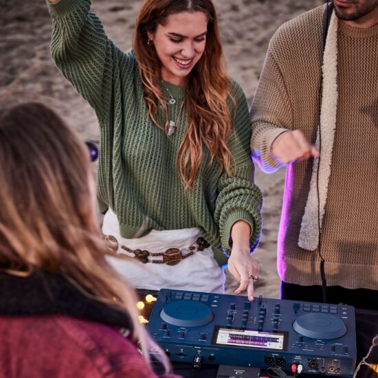 AlphaTheta akuga standalone DJ-kontroller OMNIS-DUO rannapidu