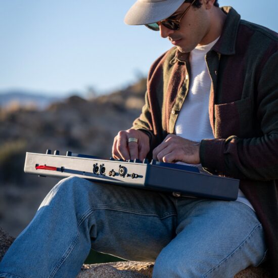 AlphaTheta akuga standalone DJ-kontroller OMNIS-DUO välitingmustes