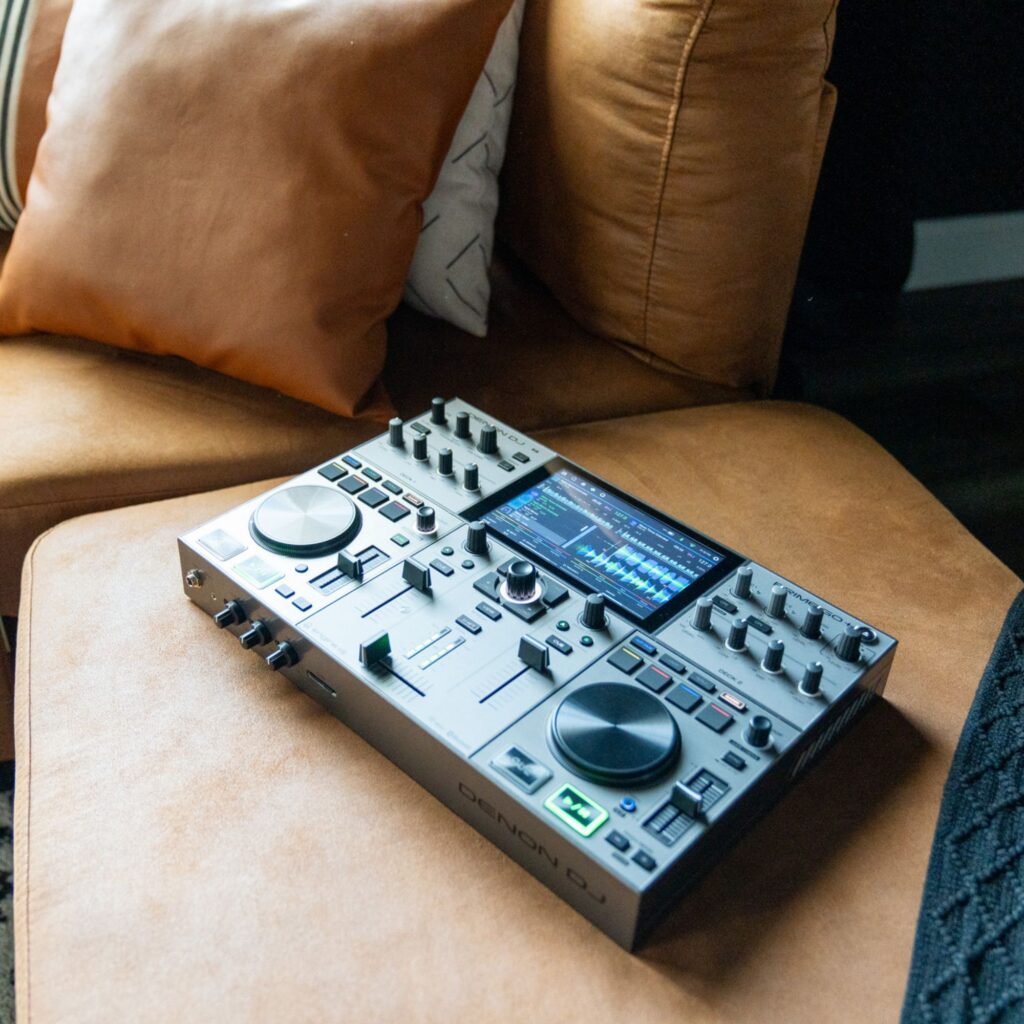 Denon DJ akuga standalone DJ-kontroller PRIME GO+ elustiil diivanil