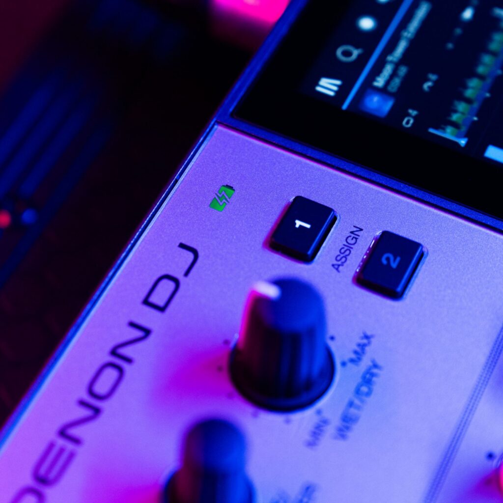 Denon DJ akuga standalone DJ-kontroller PRIME GO+ elustiil lähedalt