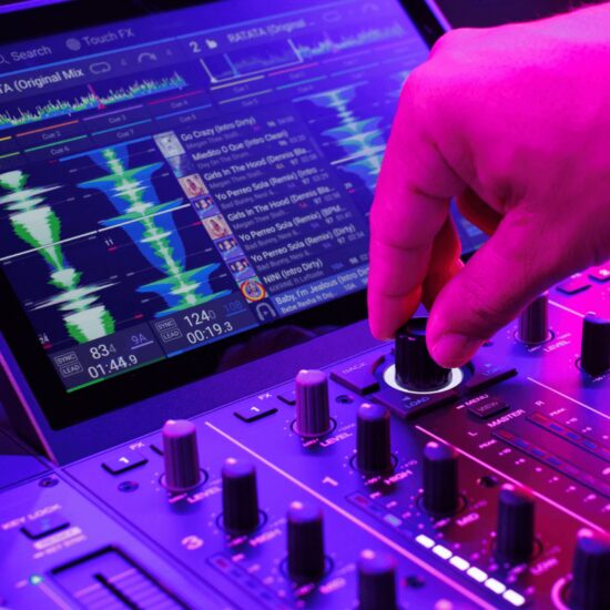 Denon DJ standalone DJ-kontroller PRIME4+ elustiil ekraan