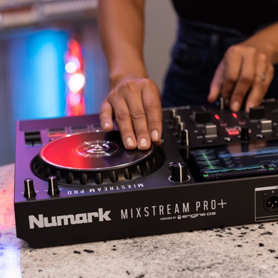 Numark Standalone DJ-kontroller Mixstream Pro+ elustiil scratch lähedalt