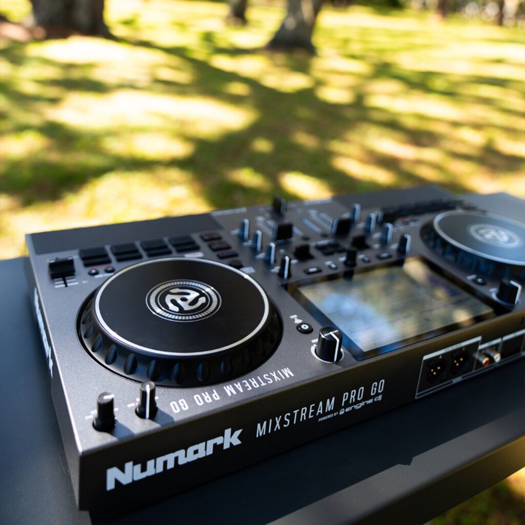 Numark akuga standalone DJ-kontroller Mixstream Pro Go elustiil väljas