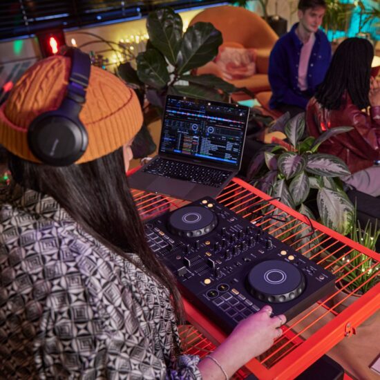 Pioneer DJ DJ-kontroller DDJ-FLX4 DJ elustiil