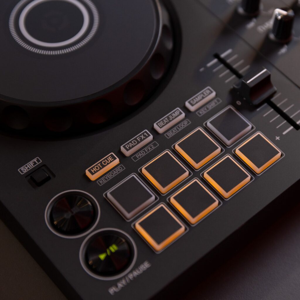 Pioneer DJ DJ-kontroller DDJ-FLX4 DJ lähedalt elustiil