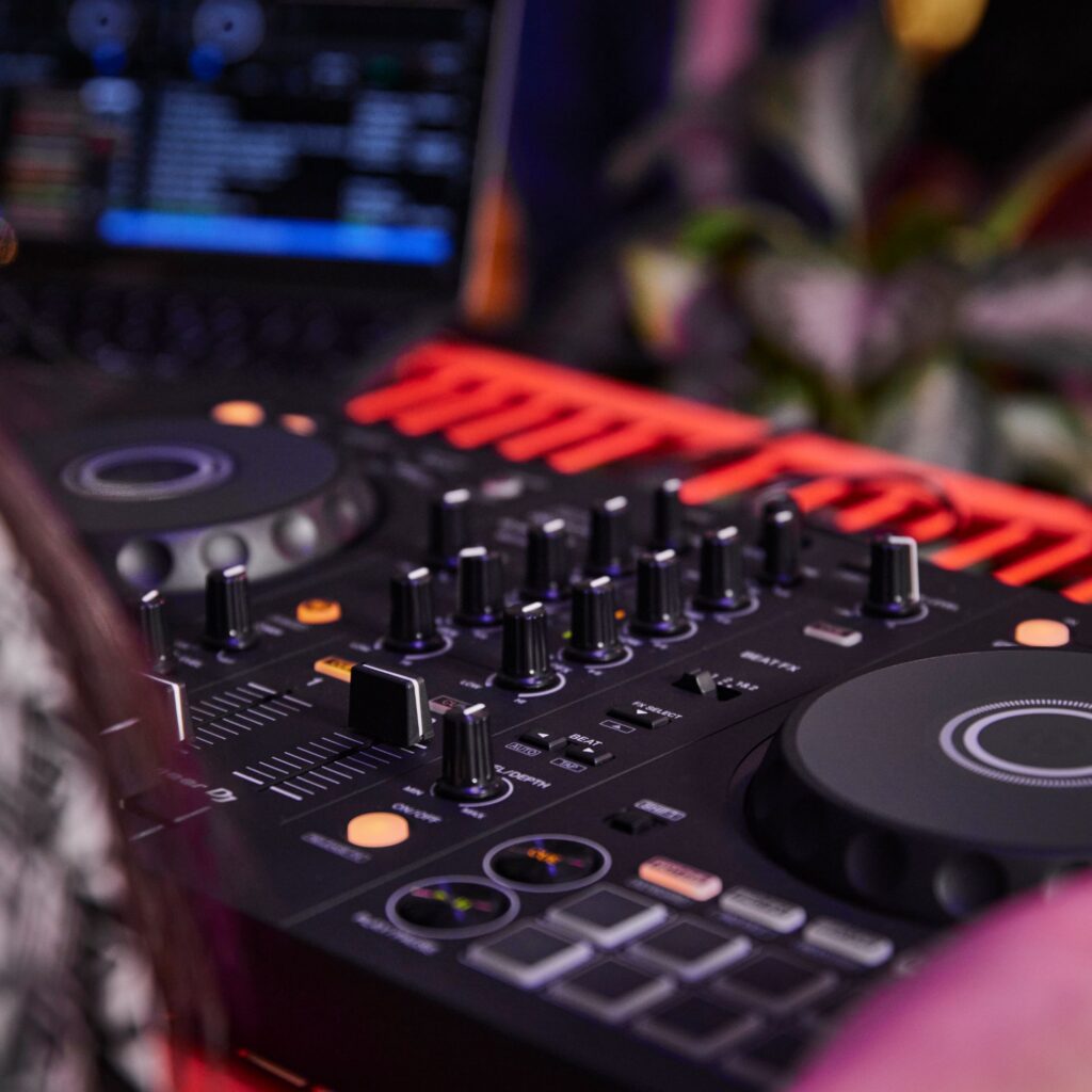 Pioneer DJ DJ-kontroller DDJ-FLX4 lähedalt elustiil