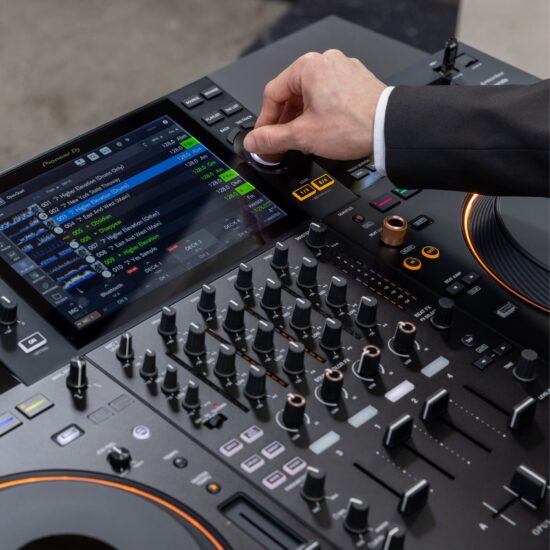 Pioneer DJ standalone DJ-kontroller OPUS-QUAD lähedalt loo valik elustiil