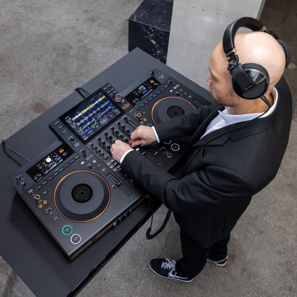 Pioneer DJ standalone DJ-kontroller OPUS-QUAD lounge DJ elustiil
