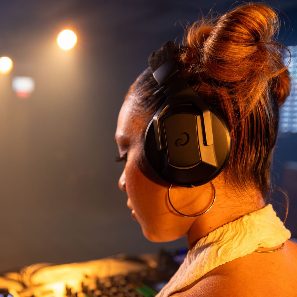 AlphaTheta juhtmevabad DJ-kõrvaklapid HDJ-F10-TX lähedalt elustiil