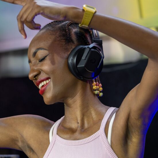 AlphaTheta juhtmevabad DJ-kõrvaklapid HDJ-F10 elustiil DJ