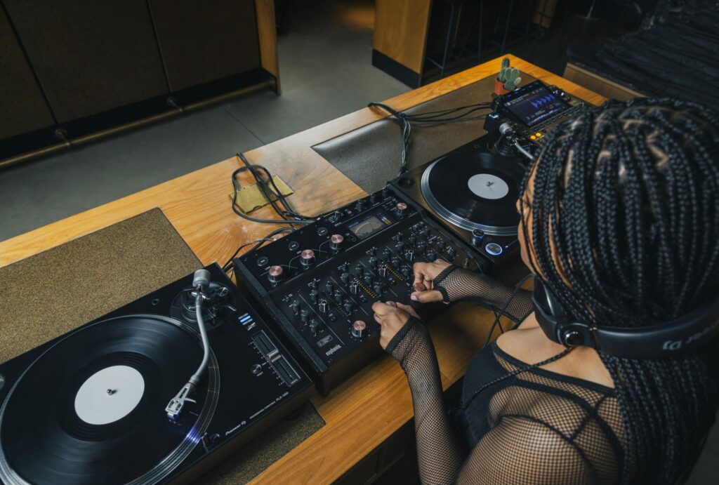 AlphaTheta rotary-DJ-mikserpult Euphonia elustiil live 2000x1350