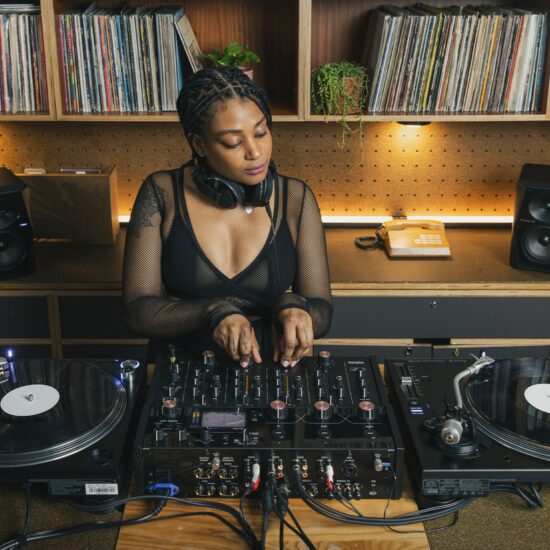 AlphaTheta rotary-DJ-mikserpult Euphonia elustiil vinüülimängijatega