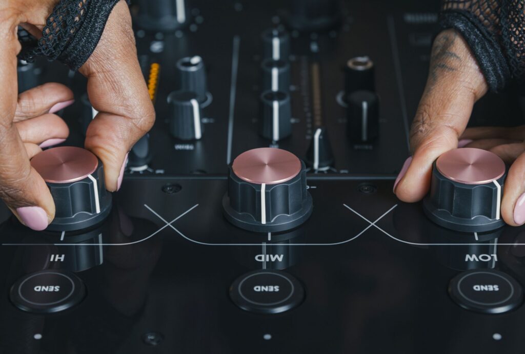 AlphaTheta rotary-DJ-mikserpult Euphonia filtrid 2000x1350