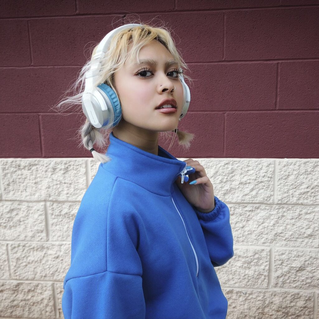 Pioneer DJ DJ-kõrvaklapid HDJ-CUE1BT-W valge, siniste padjadega, elustiil