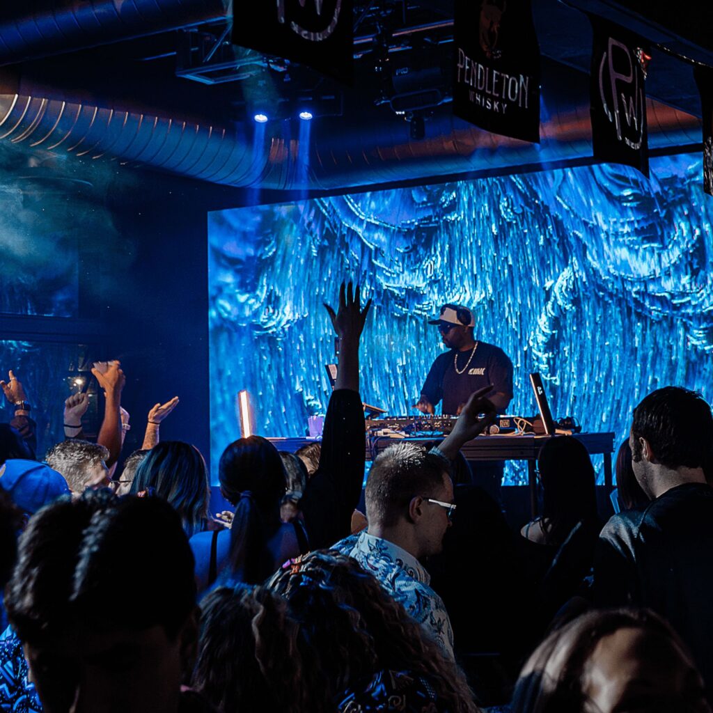 Rane scratch-DJ-kontroller PERFORMER elustiil club