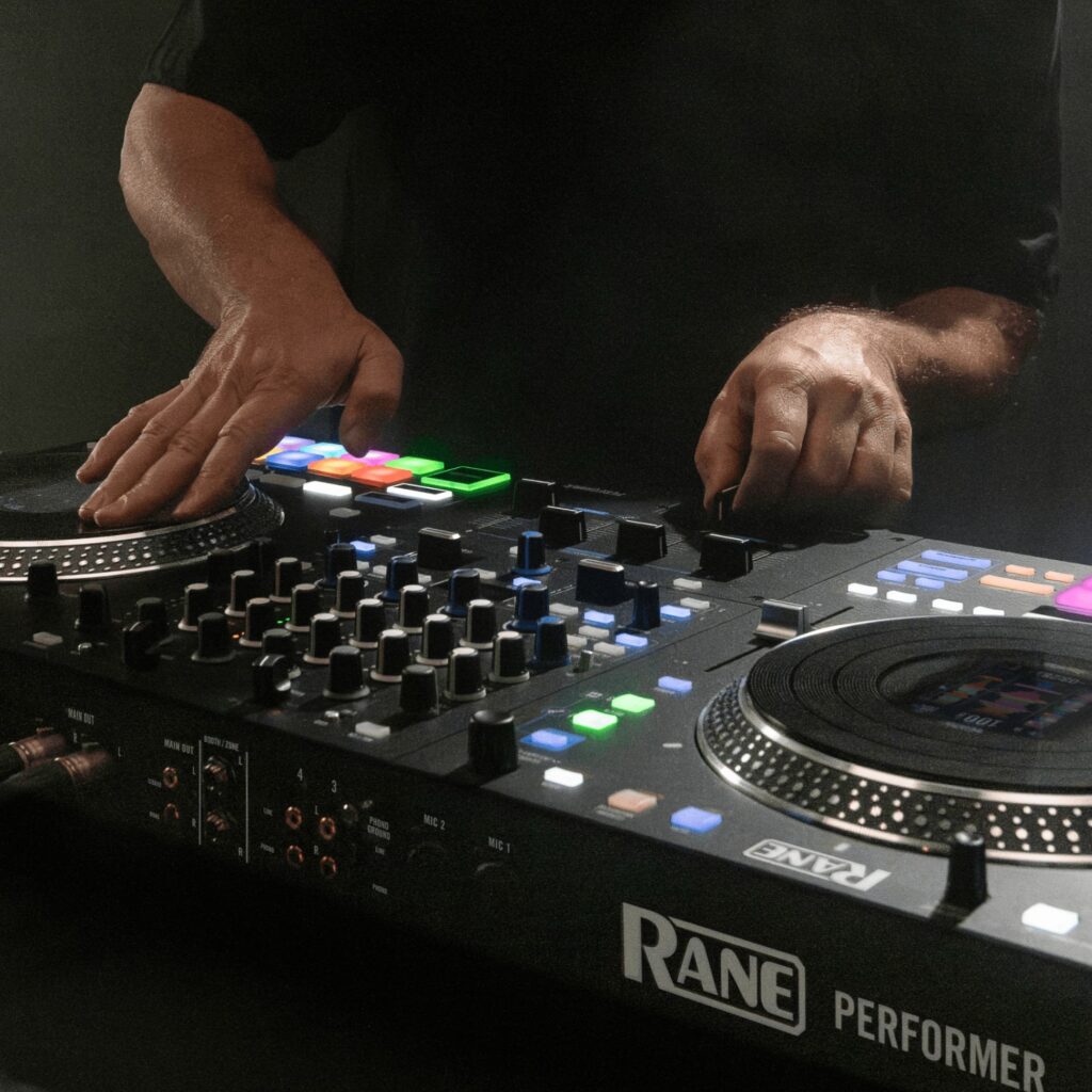 Rane scratch-DJ-kontroller PERFORMER elustiil scratch