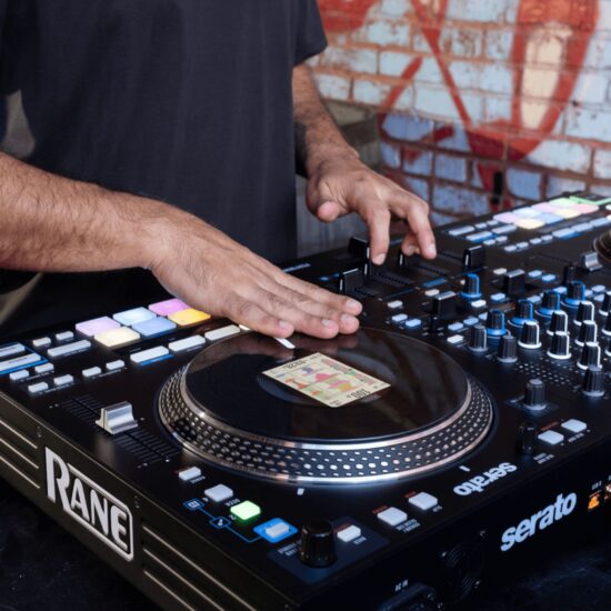 Rane scratch-DJ-kontroller PERFORMER mootoriga Jog-ketas