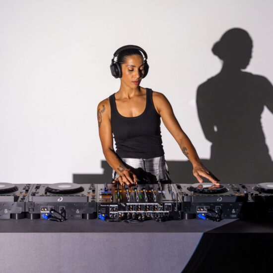 AlphaTheta DJ-meediamängija CDJ-3000X elustiil stuudios