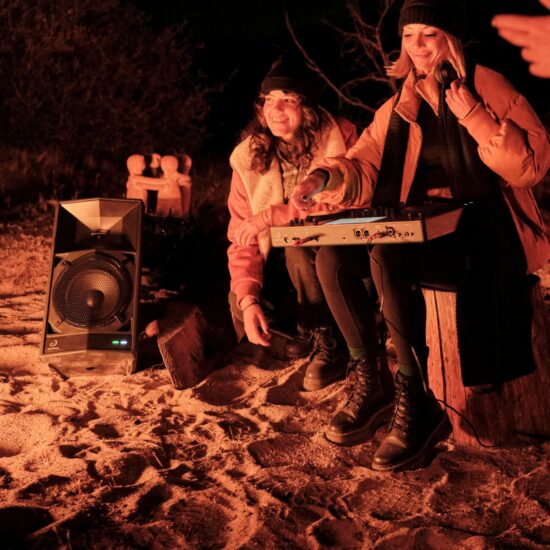 AlphaTheta kaasaskantav juhtmevaba DJ-kõlar WAVE-EIGHT rannaöö