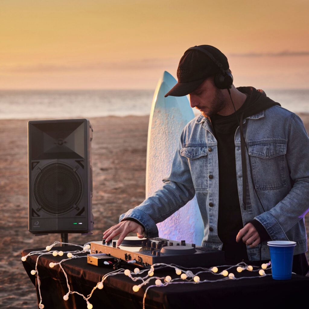 AlphaTheta kaasaskantav juhtmevaba kõlar WAVE-EIGHT rannas