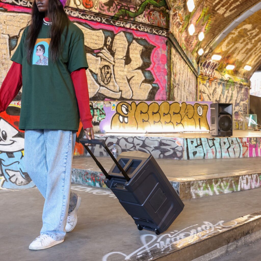 AlphaTheta kaasaskantav juhtmevaba DJ-kõlar WAVE-EIGHT ratastel sangaga