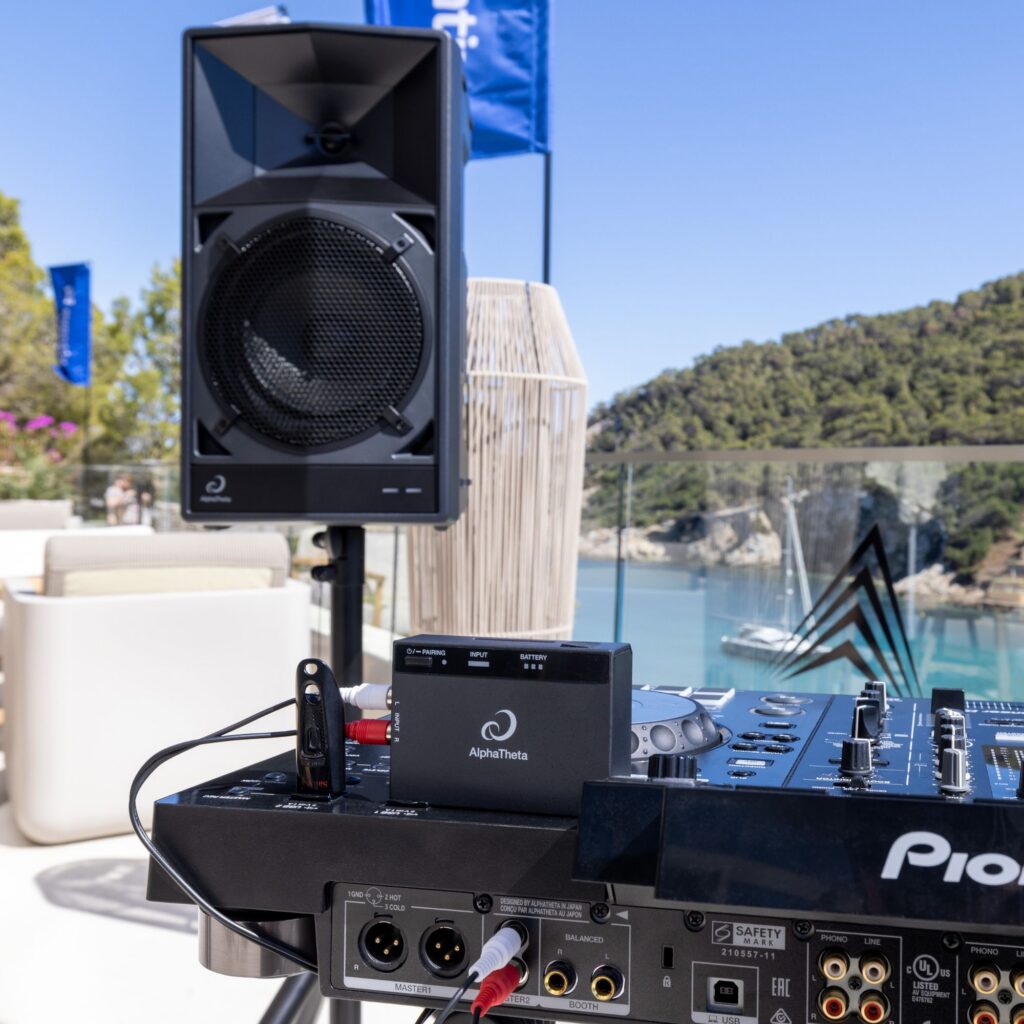 AlphaTheta kaasaskantav juhtmevaba kõlar WAVE-EIGHT terrass
