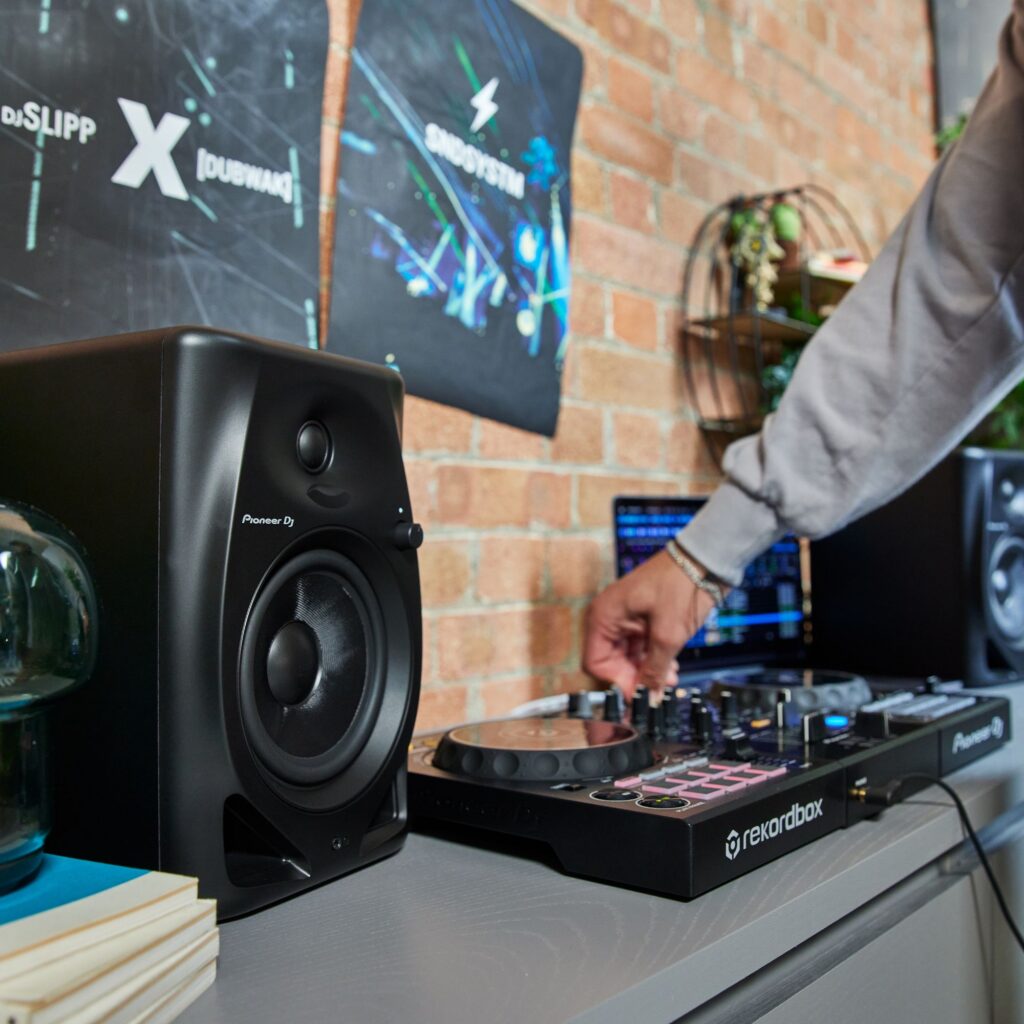 Pioneer DJ DJ-monitorkõlarid DM-50D DJ-kontrolleriga