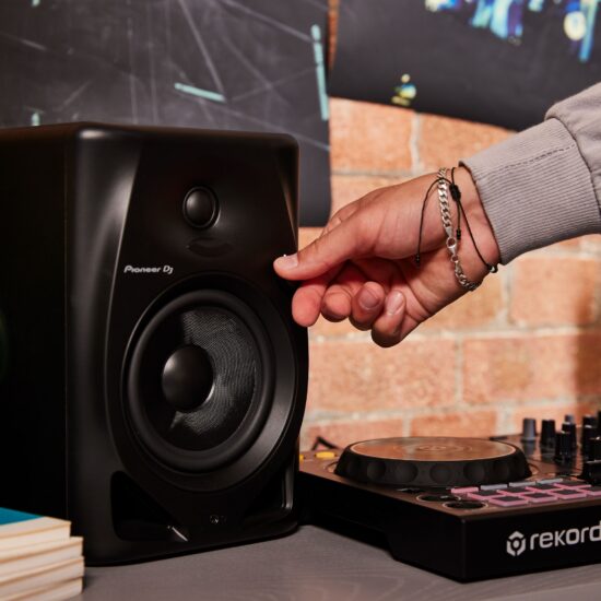 Pioneer DJ DJ-monitorkõlarid DM-50D elustiil helitugevuse nupp