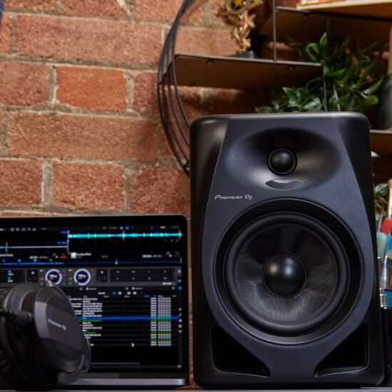 Pioneer DJ DJ-monitorkõlarid DM-50D elustiil lähedalt