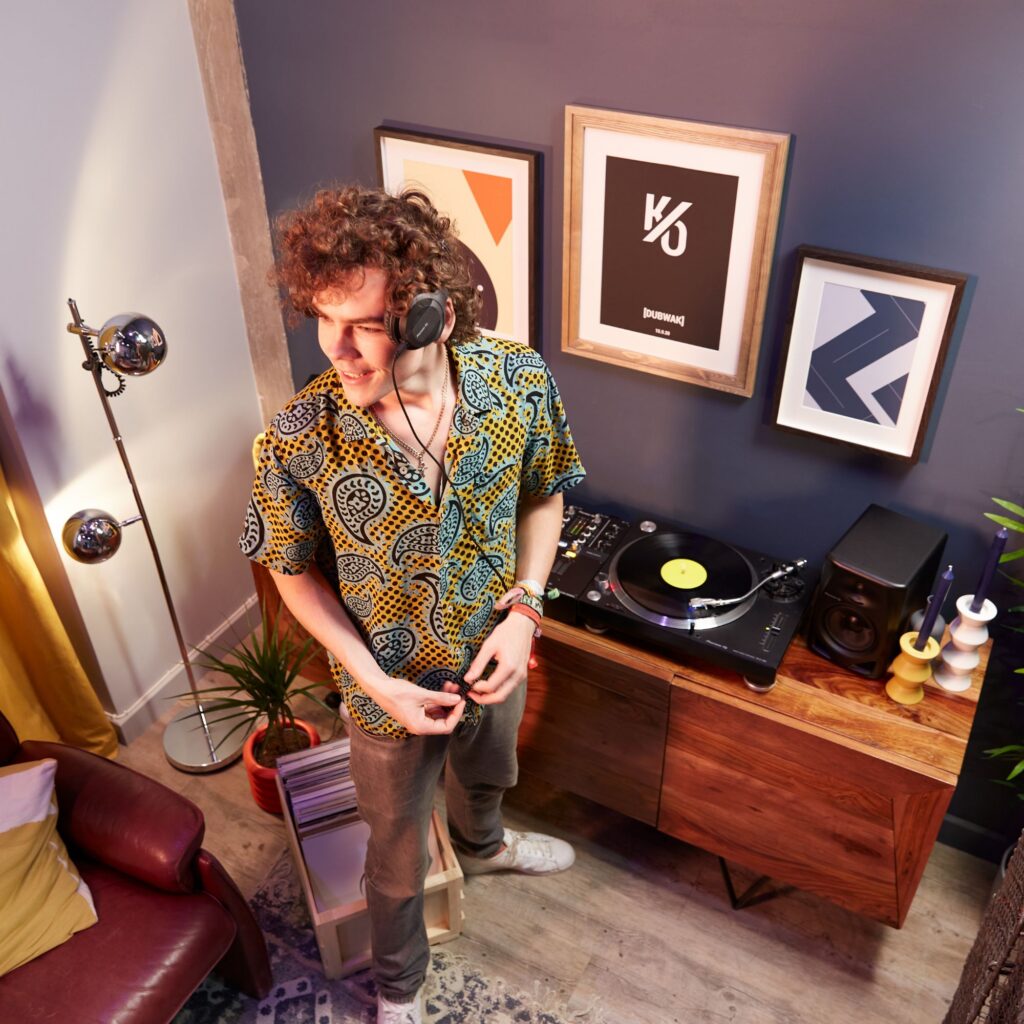 Pioneer DJ DJ-monitorkõlarid DM-50D elustiil vinüülimängijatega DJ-set