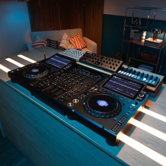 AlphaTheta DJM-V5 DJ-mikserpult elustiil setup