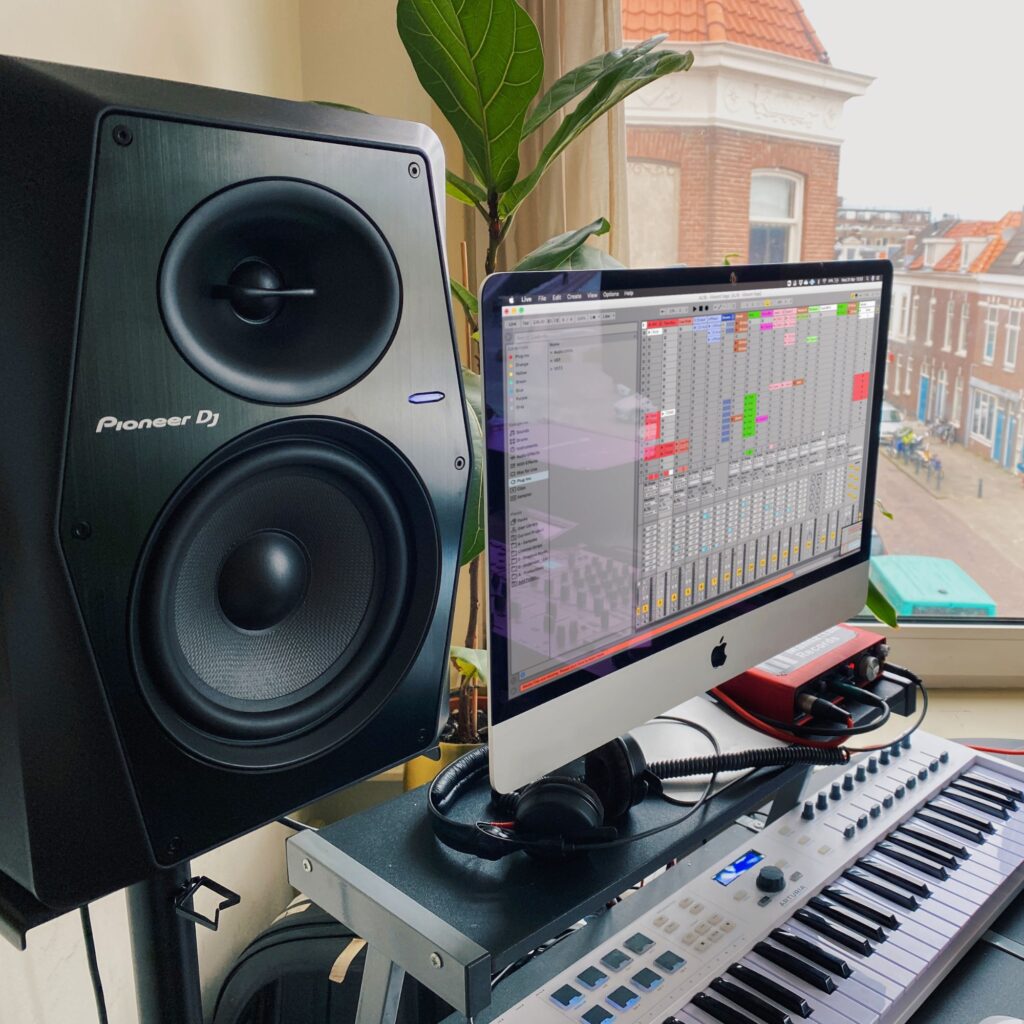 Pioneer DJ VM-50 DJ-monitorkõlar elustiil lähedalt