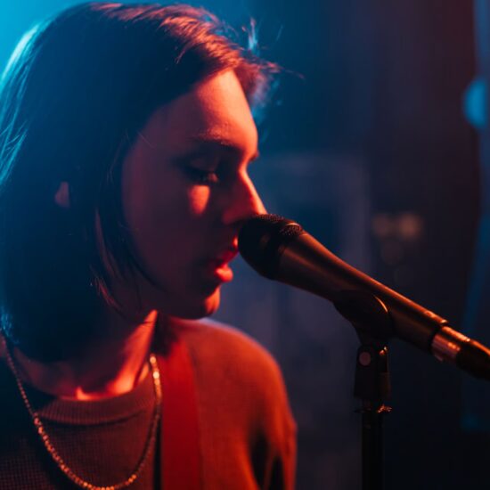 Sennheiser dünaamiline vokaalimikrofon E 835 elustiil vokalist laulab